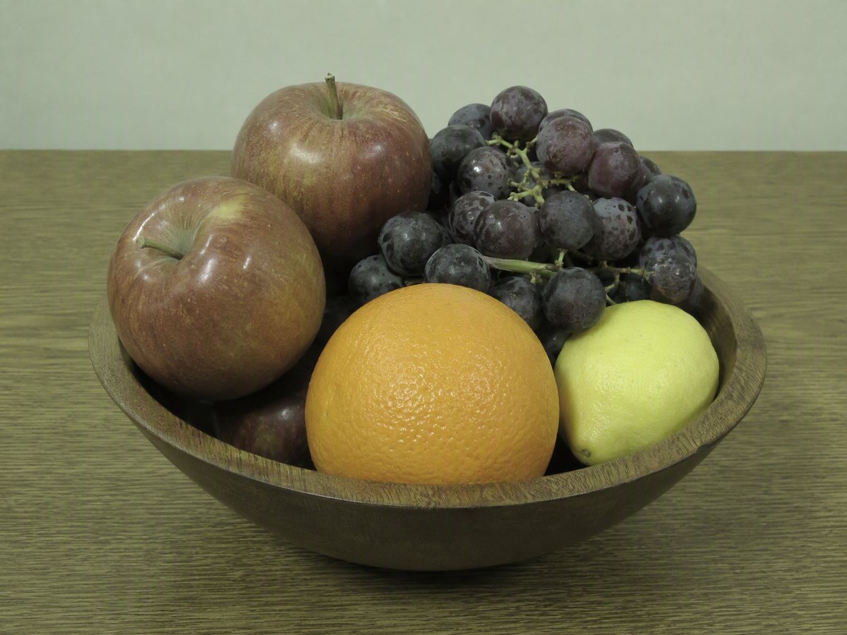 Fruit rendered dull and washed out under low-CRI light